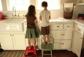 Τα παιδιά που βοηθούν στις δουλειές του σπιτιού γίνονται επιτυχημένοι ενήλικες