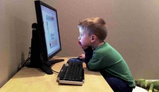 Πόση ώρα επιτρέπεται να παίζουν με τον ηλεκτρονικό υπολογιστή τα παιδιά;