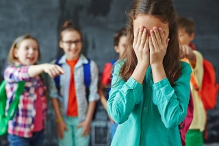 Παιδί και εφηβεία: Τι να κάνετε αν το απορρίπτουν οι συμμαθητές του!